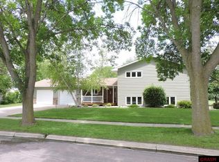 1552 Nottingham Dr, North Mankato, MN 56003