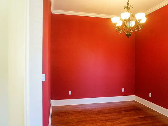 5th image of 360 Windsor Dr N