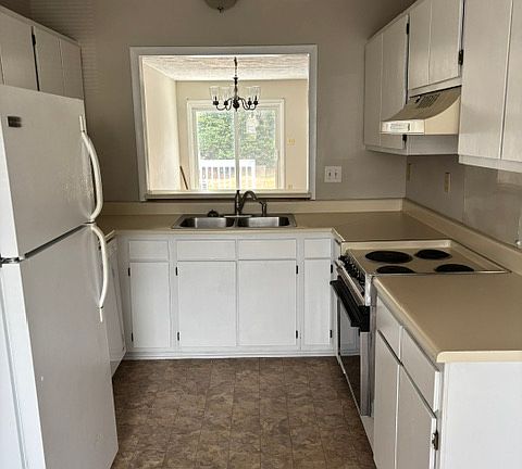 3rd image of 1009 Hempstede Dr