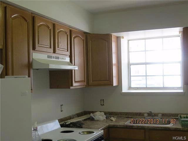 2nd image of 41 Oak St APT 6