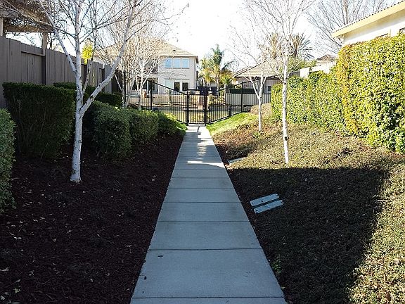 3rd image of 4861 Darlington Ln