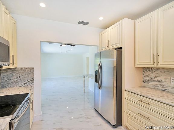 5th image of 712 NE 95th St