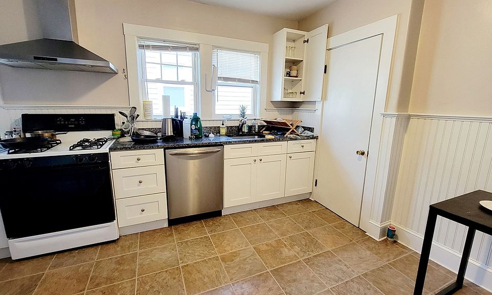 1st image of 158 W Adams St #2