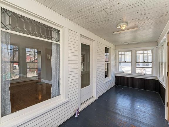 3rd image of 904 Caton Ave