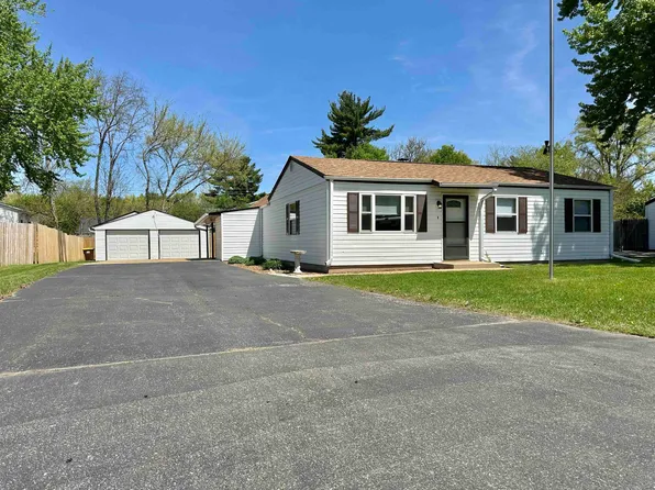 1114 Emerald Ln, Machesney Park, IL 61115