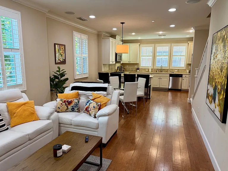 496 Rialto Pl — Photo 1