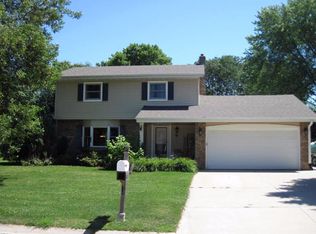 1431 Crestwood Dr, Oconomowoc, WI 53066