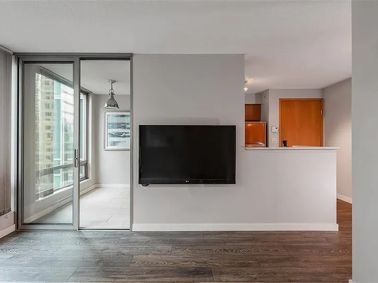 1200 Georgia St W #1405 — Photo 2