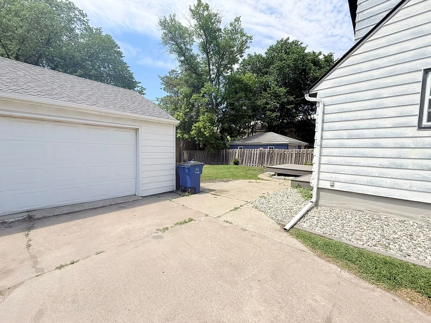 Spacious 5 Bedroom Home Across from Concordia Football Field — Photo 3