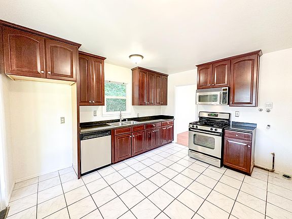 5th image of 1090 E Mendocino St