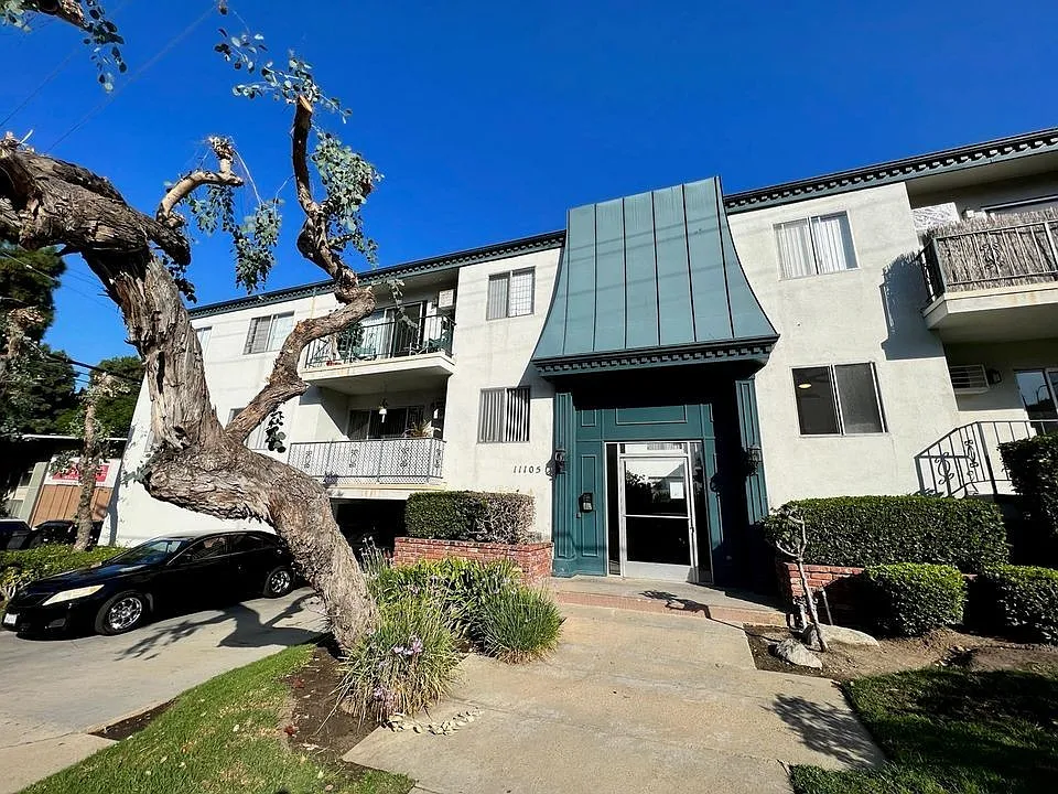 11105 Rose Ave — Photo 2