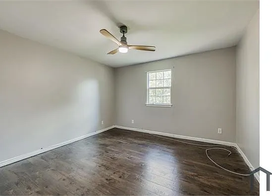 560 NW Douglas St — Photo 17