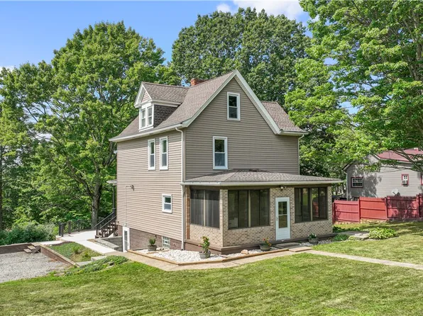 1111 Patriot Ln, Claridge, PA 15623
