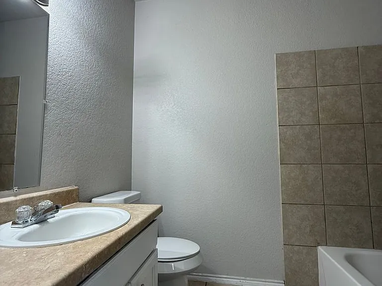 129-131 Collett Ct — Photo 26