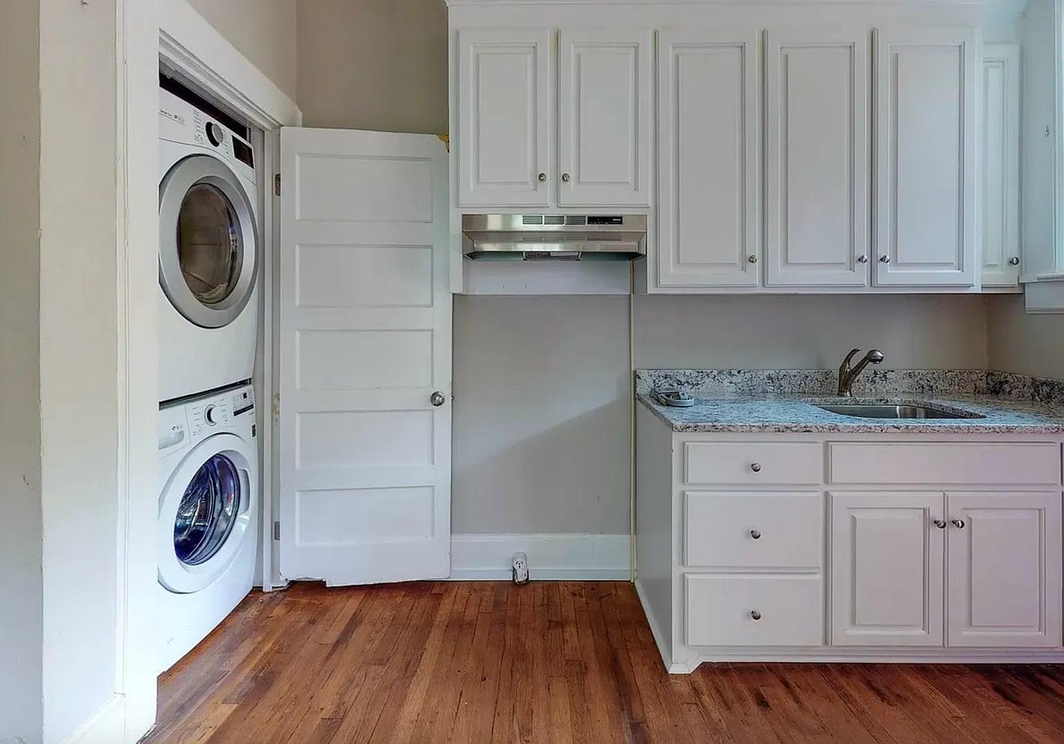 Charming 3-Bedroom, 2.5-Bath Duplex in Wales Garden — Photo 4