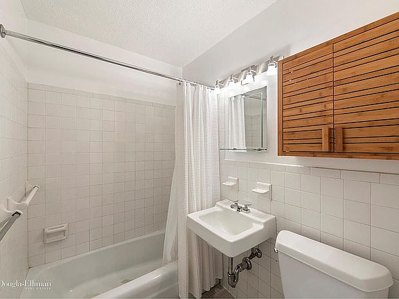 4th image of 333 Pearl St APT 12H