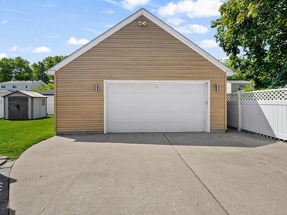 5th image of 14890 Alma Dr