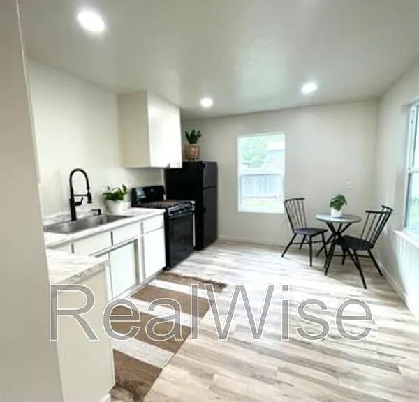 509 NW C St #5 — Photo 7