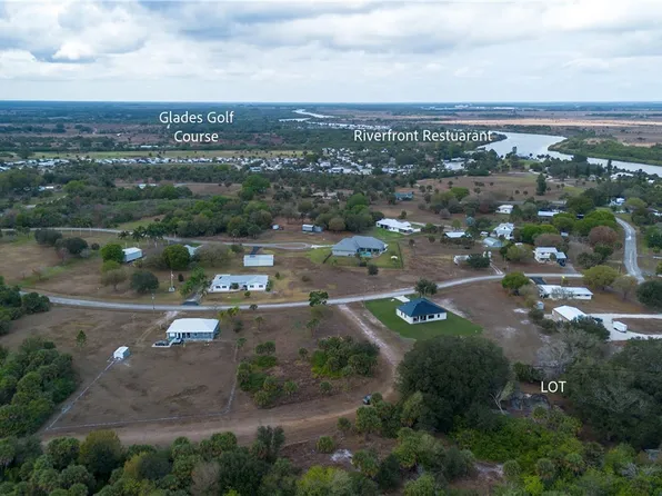1053 Right Side Rd, Moore Haven, FL 33471