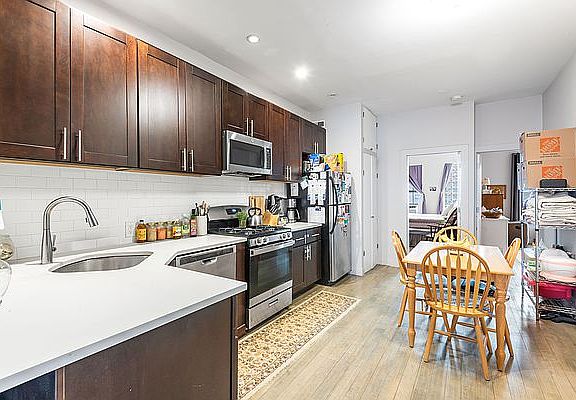 4th image of 678 Franklin Ave #2