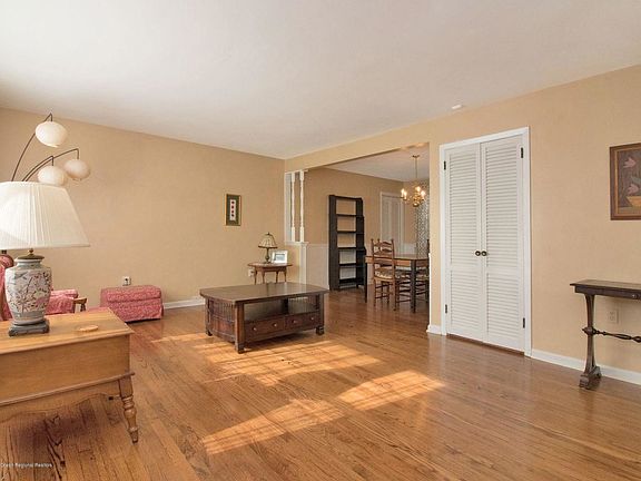 3rd image of 17 Stratford Dr