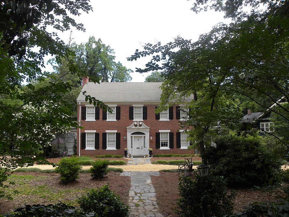 Short walk to campus and town ideal for on campus UNC studen