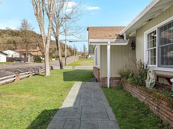 4th image of 253 NW Glenhart Ave