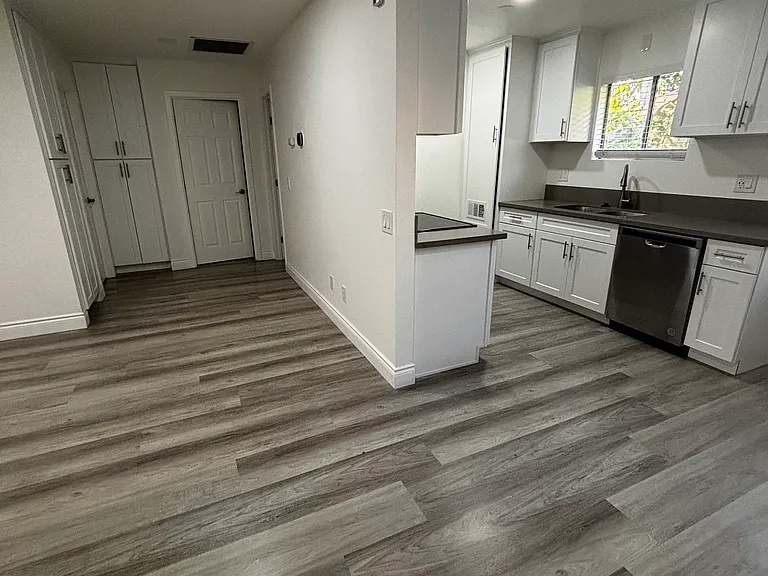145 W Grove St #B — Photo 7