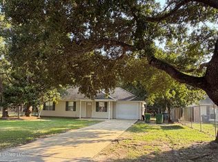 1333 Oak St, Ocean Springs, MS 39564