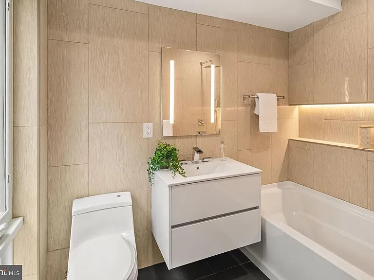 2403 Grays Ferry Ave — Photo 16