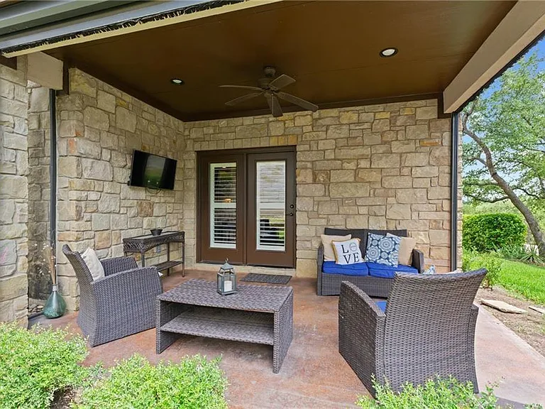110 Oak Glen Cv — Photo 17