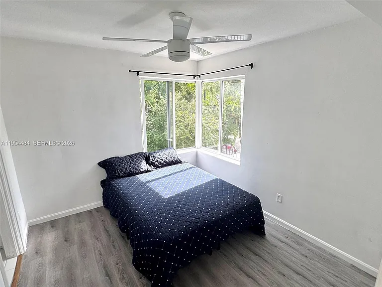 555 NE 70th St #STUDIO — Photo 4