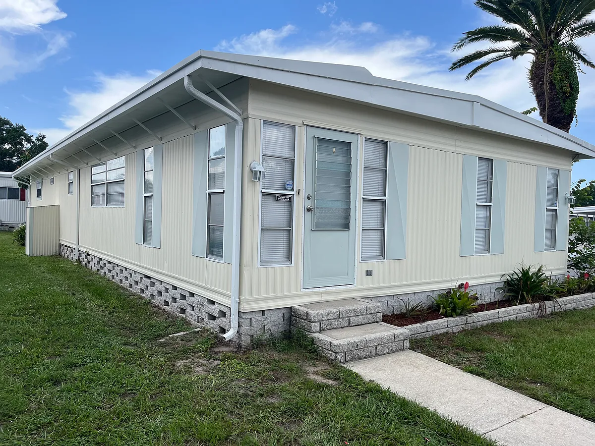 Building Photo - 15435 Lakeshore Villas St #110