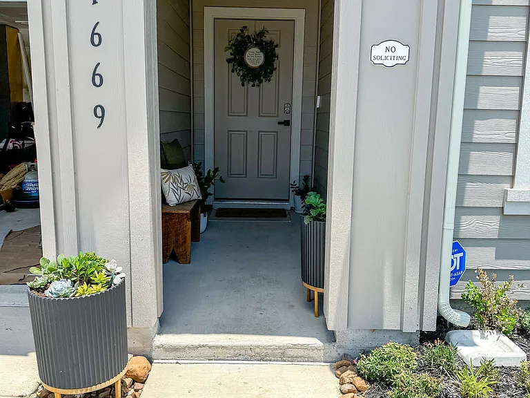 1669 James St — Photo 3
