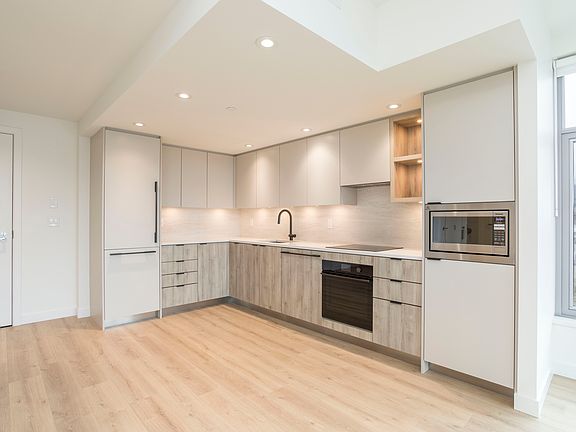 3rd image of 755 Harbourside Dr #610