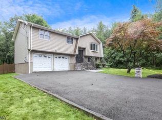 27 Ellen Ln, Wayne, NJ 07470