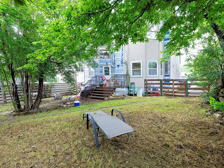2409 E 9th St #A — Photo 37