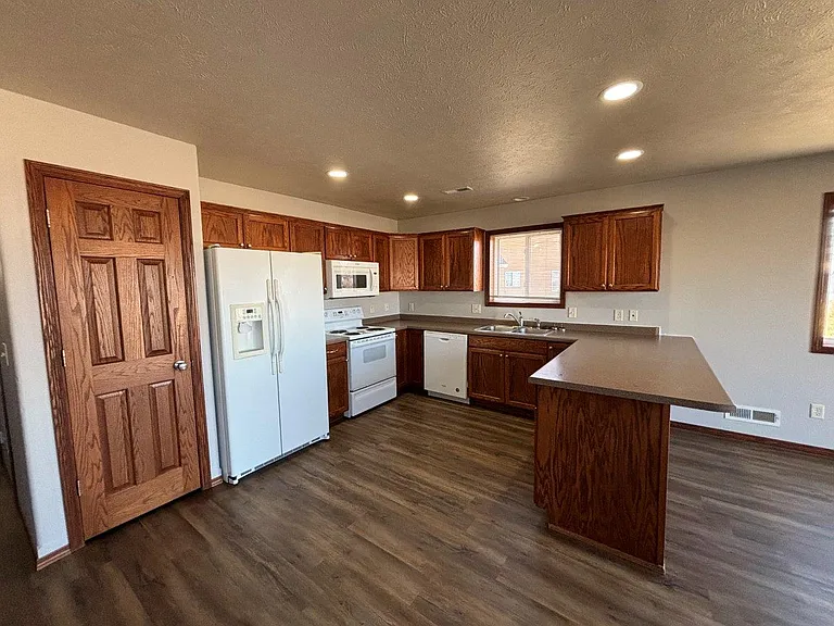 Ideal Twinhomes — Photo 16