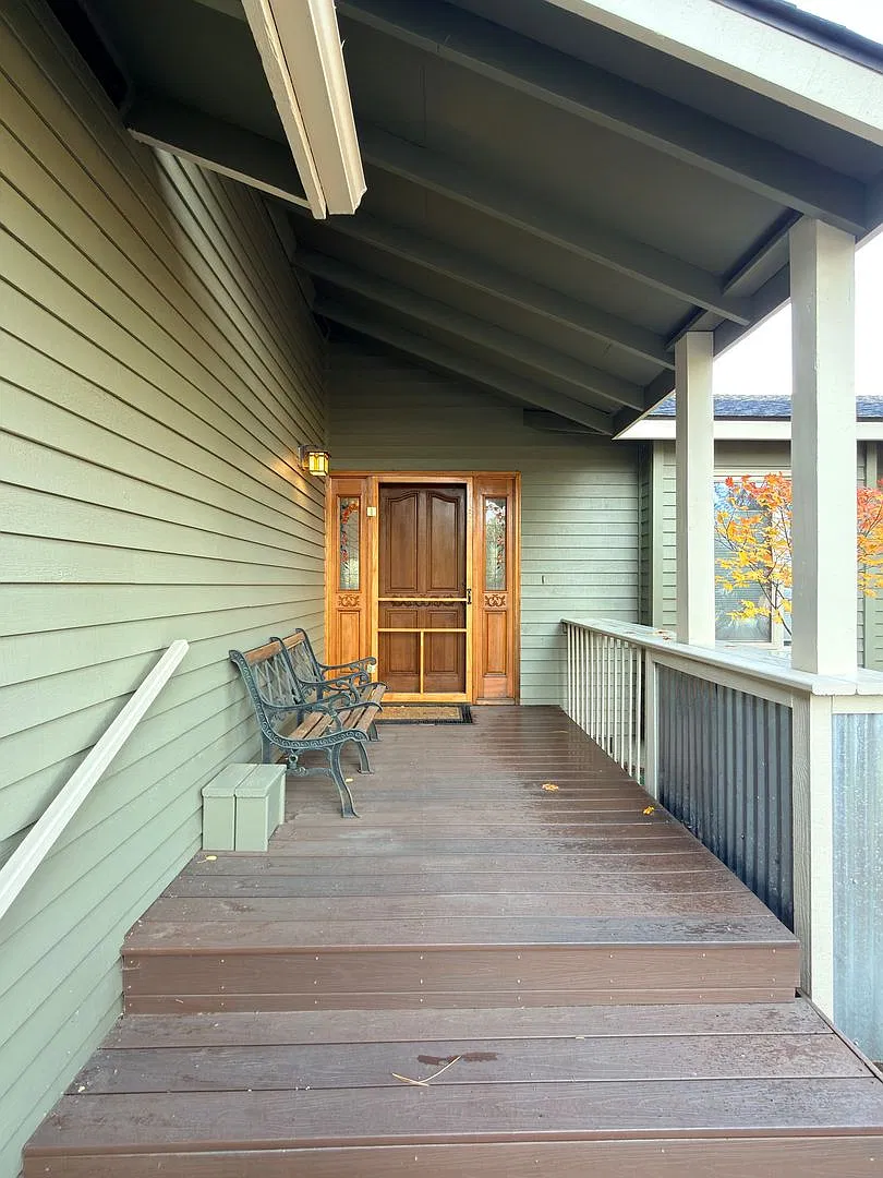 Seasonal Furnished Short Term Rental Offering Great Vibe! All Utilities Paid By The Seller... — Photo 3