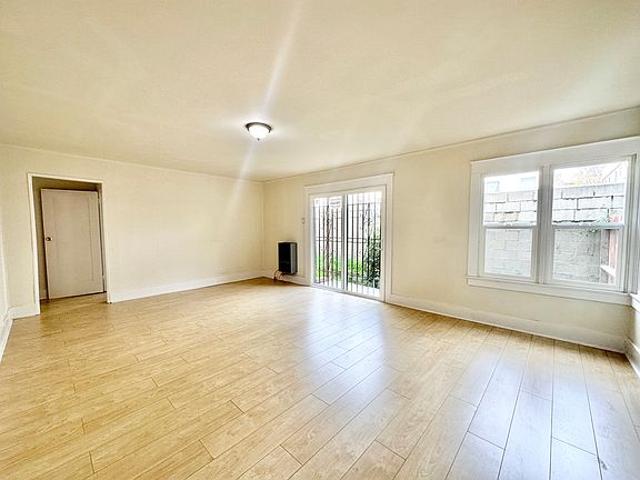 5th image of 520 1/2 N Heliotrope Dr