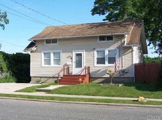 26 Redington St, Bay Shore, NY 11706