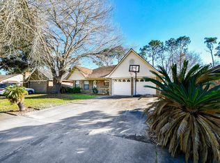 68 Alexander Ct, Angleton, TX 77515