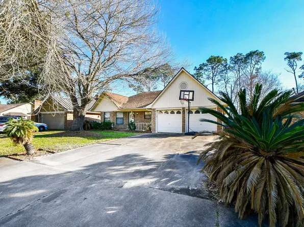 68 Alexander Ct, Angleton, TX 77515