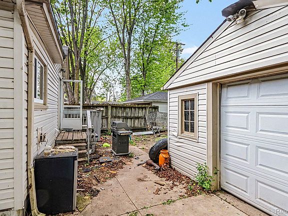 2nd image of 2126 Roslyn Rd