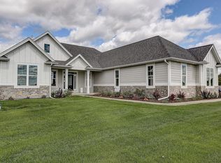 W275N8968 Meadow Ct, Hartland, WI 53029