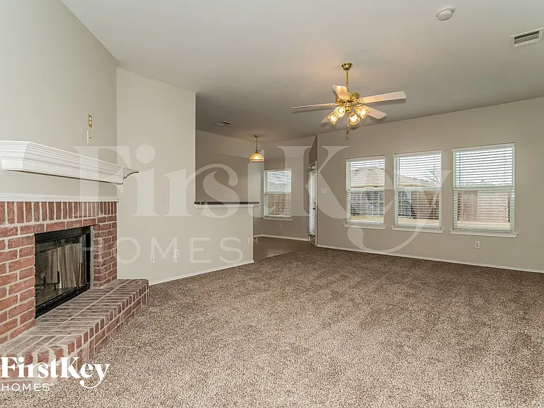 207 Amherst Dr — Photo 2