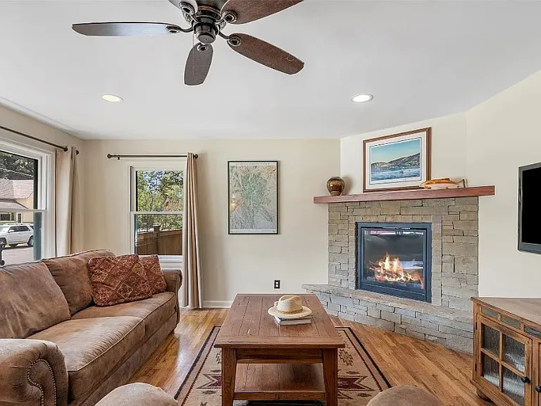 511 E Olive St — Photo 4