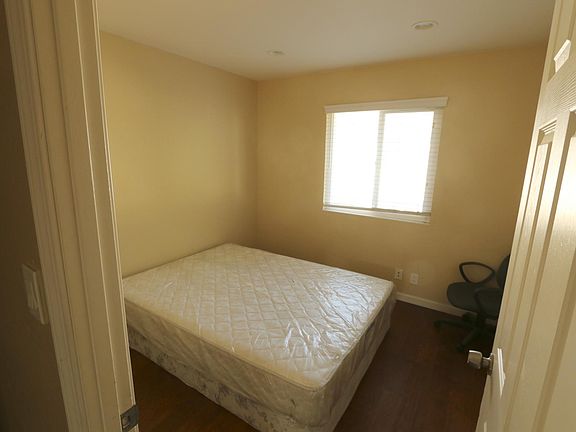 Upstair Bedroom1 (Free mattress/task chair)