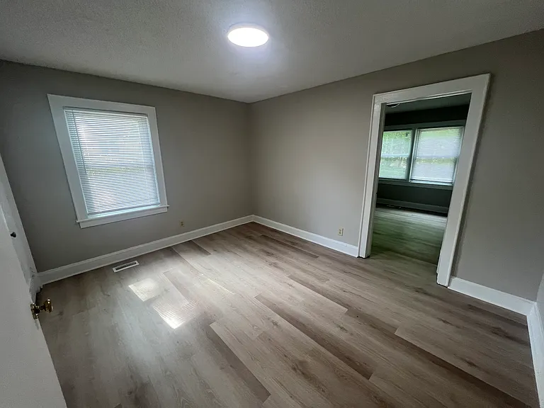 1107 W Davidson Ave — Photo 7