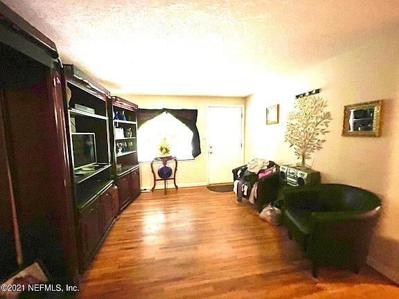 5th image of 5041 N Lincoln Cir